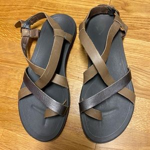 OluKai Upena sandal with heel strap. LIKE NEW